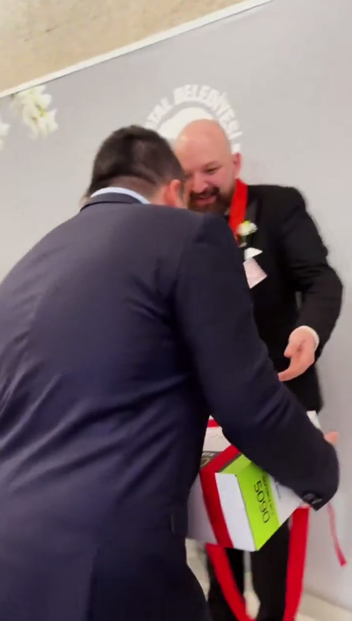 土耳其男子送显卡内存当结婚礼物，硬核贺礼引网友热议