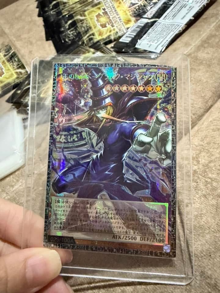 马来西亚玩家拆游戏王卡包，剪坏稀有超框神卡损失惨重