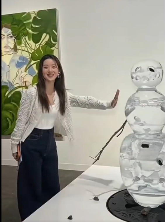 章泽天香港看展两套造型：黑裙贵气逼人，棒球帽青春活力