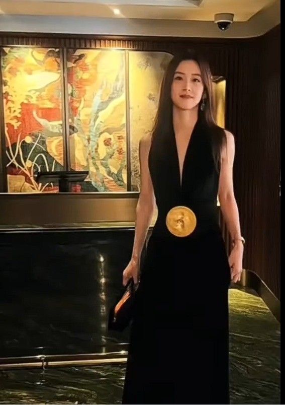 章泽天香港看展两套造型：黑裙贵气逼人，棒球帽青春活力