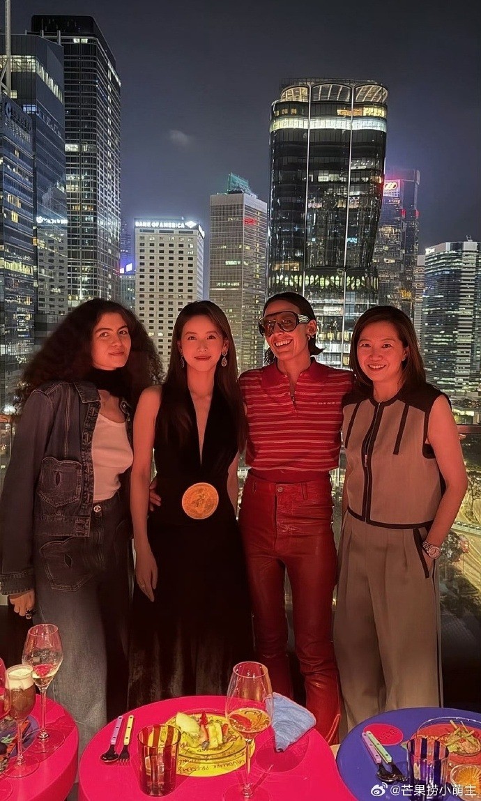 章泽天香港看展两套造型：黑裙贵气逼人，棒球帽青春活力