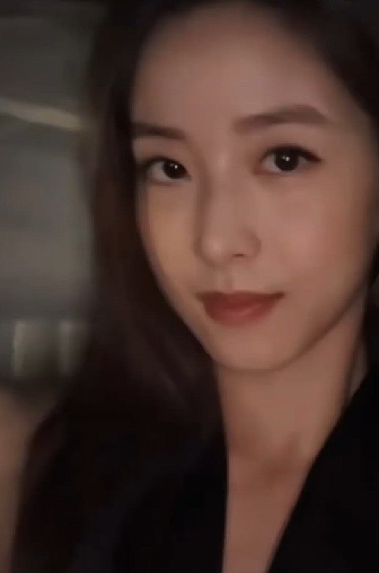 章泽天香港看展两套造型：黑裙贵气逼人，棒球帽青春活力